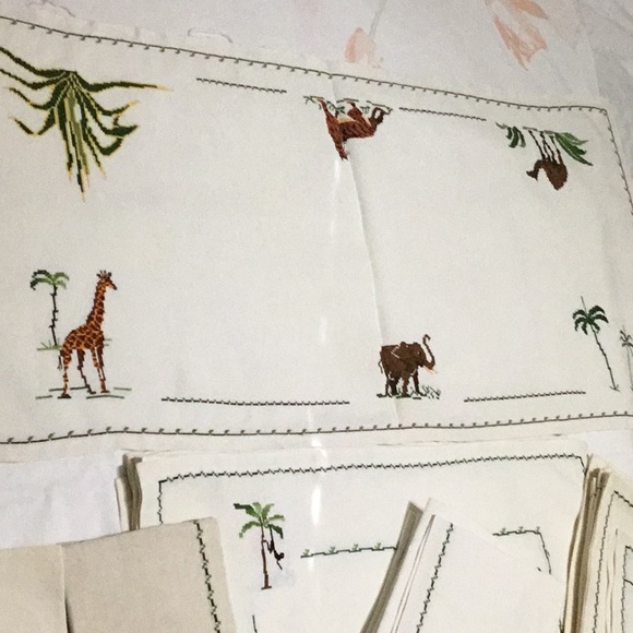 Vintage Embroidered Animal Table Coverings. 32 pcs - Picture 2 of 7